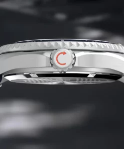 Zegarek Timex TW2Y40300 – detal – profil koperty nad wodą