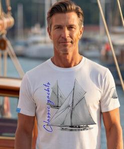 Mężczyzna w białej koszulce żeglarskiej Classic Yachts Reliance 1903 na tle mariny