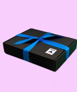 Pudełko prezentowe do koszulki żeglarskiej damskiej International Code of Signals ICS z niebieską wstążką