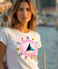 Kobieta w białej koszulce żeglarskiej damskiej International Code of Signals ICS przy marinie