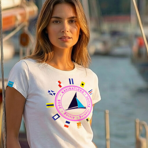 Kobieta w białej koszulce żeglarskiej damskiej International Code of Signals ICS przy marinie