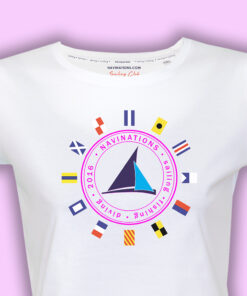 Zbliżenie nadruku International Code of Signals ICS na damskiej białej koszulce żeglarskiej