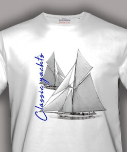 Zbliżenie nadruku Classic Yachts Reliance 1903 na białej koszulce żeglarskiej męskiej