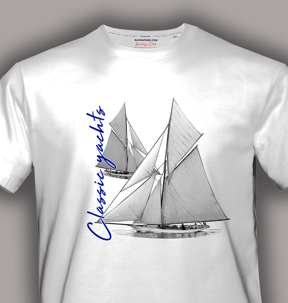 Zbliżenie nadruku Classic Yachts Reliance 1903 na białej koszulce żeglarskiej męskiej