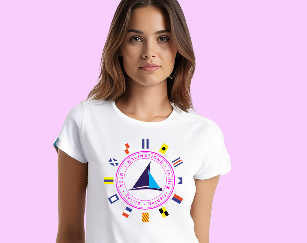 Damska biała koszulka żeglarska Navinations z żaglówką i flagami sygnałowymi
