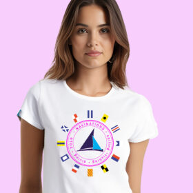 Damska biała koszulka żeglarska Navinations z żaglówką i flagami sygnałowymi