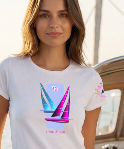 Kobieta w białej koszulce żeglarskiej damskiej Time2Sail Lady przy marinie