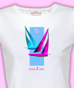 Zbliżenie nadruku Time2Sail Lady na białej damskiej koszulce żeglarskiej