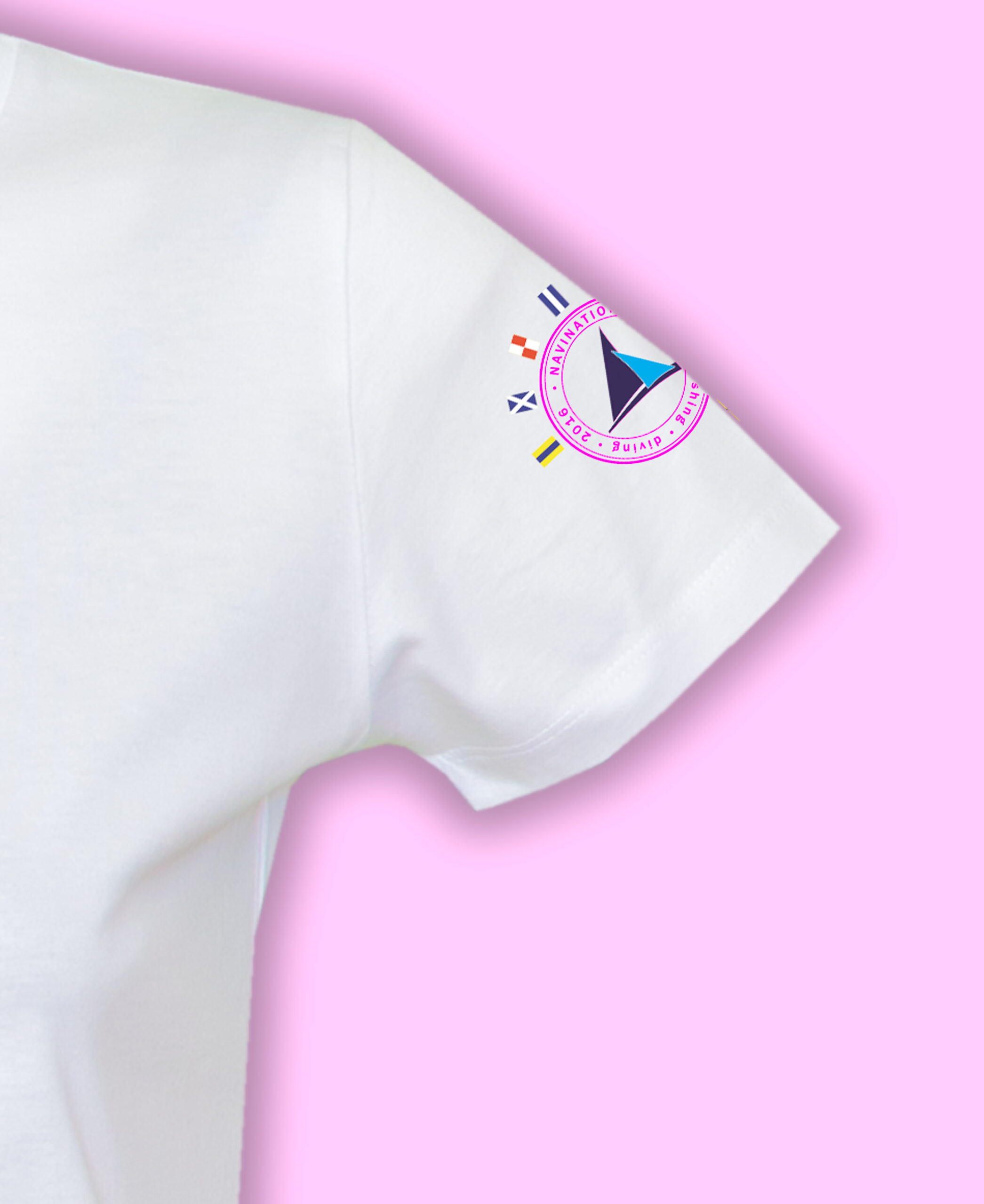 Detal nadruku na rękawie damskiej koszulki żeglarskiej Time2Sail Lady