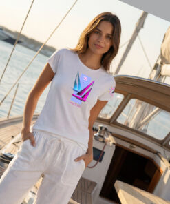 Kobieta w białej koszulce żeglarskiej damskiej Time2Sail Lady na pokładzie jachtu