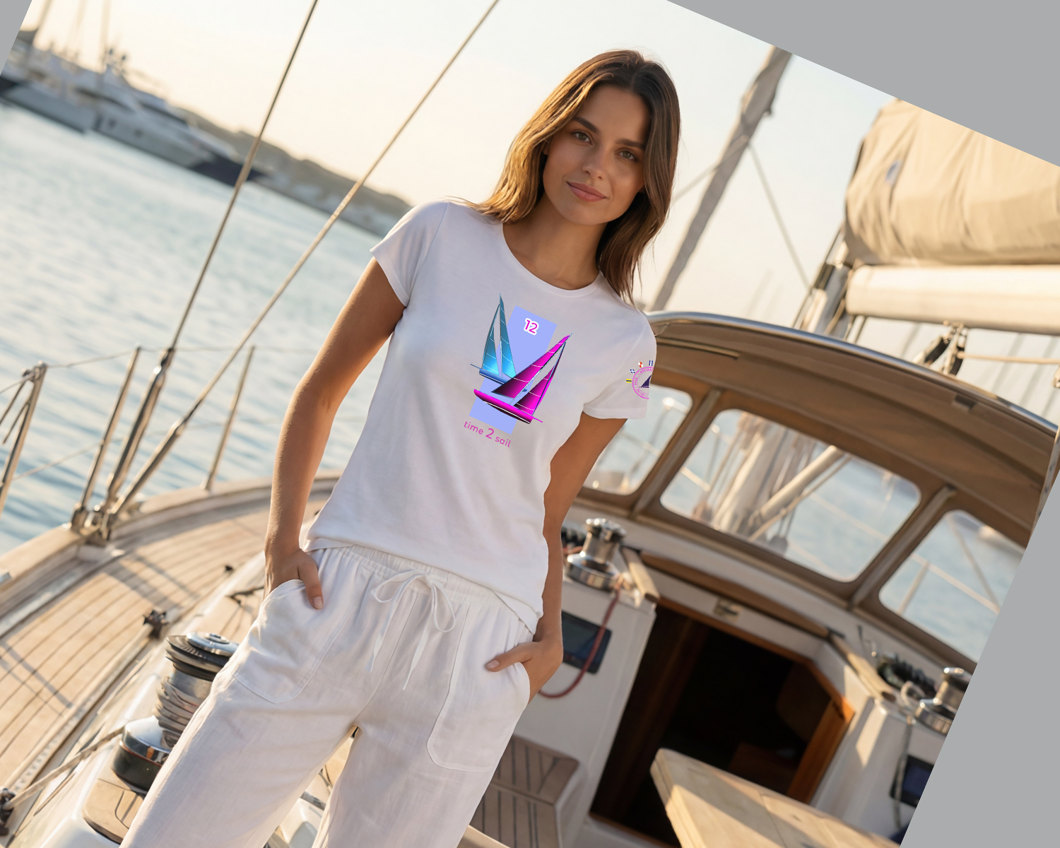 Kobieta w białej koszulce żeglarskiej damskiej Time2Sail Lady na pokładzie jachtu