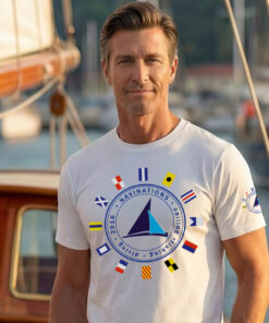 Mężczyzna w białej koszulce żeglarskiej International Code of Signals ICS przy marinie