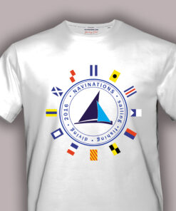 Zbliżenie nadruku International Code of Signals ICS na białej koszulce żeglarskiej męskiej