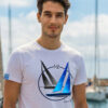 Mężczyzna w białej koszulce żeglarskiej Time2Sail Men przy marinie