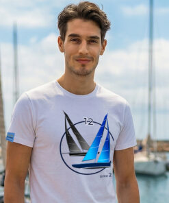 Mężczyzna w białej koszulce żeglarskiej Time2Sail Men przy marinie