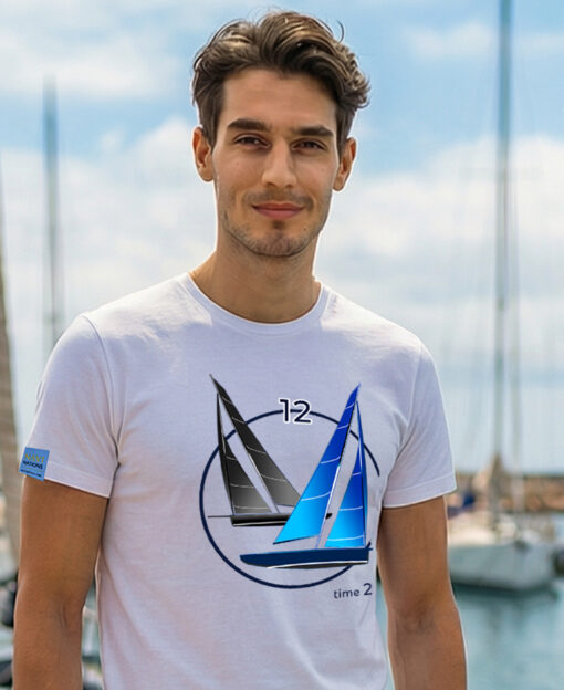 Mężczyzna w białej koszulce żeglarskiej Time2Sail Men przy marinie