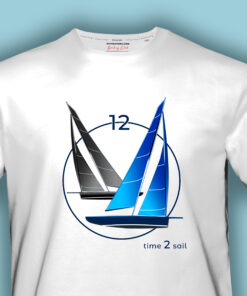 Zbliżenie nadruku Time2Sail na białej koszulce żeglarskiej męskiej
