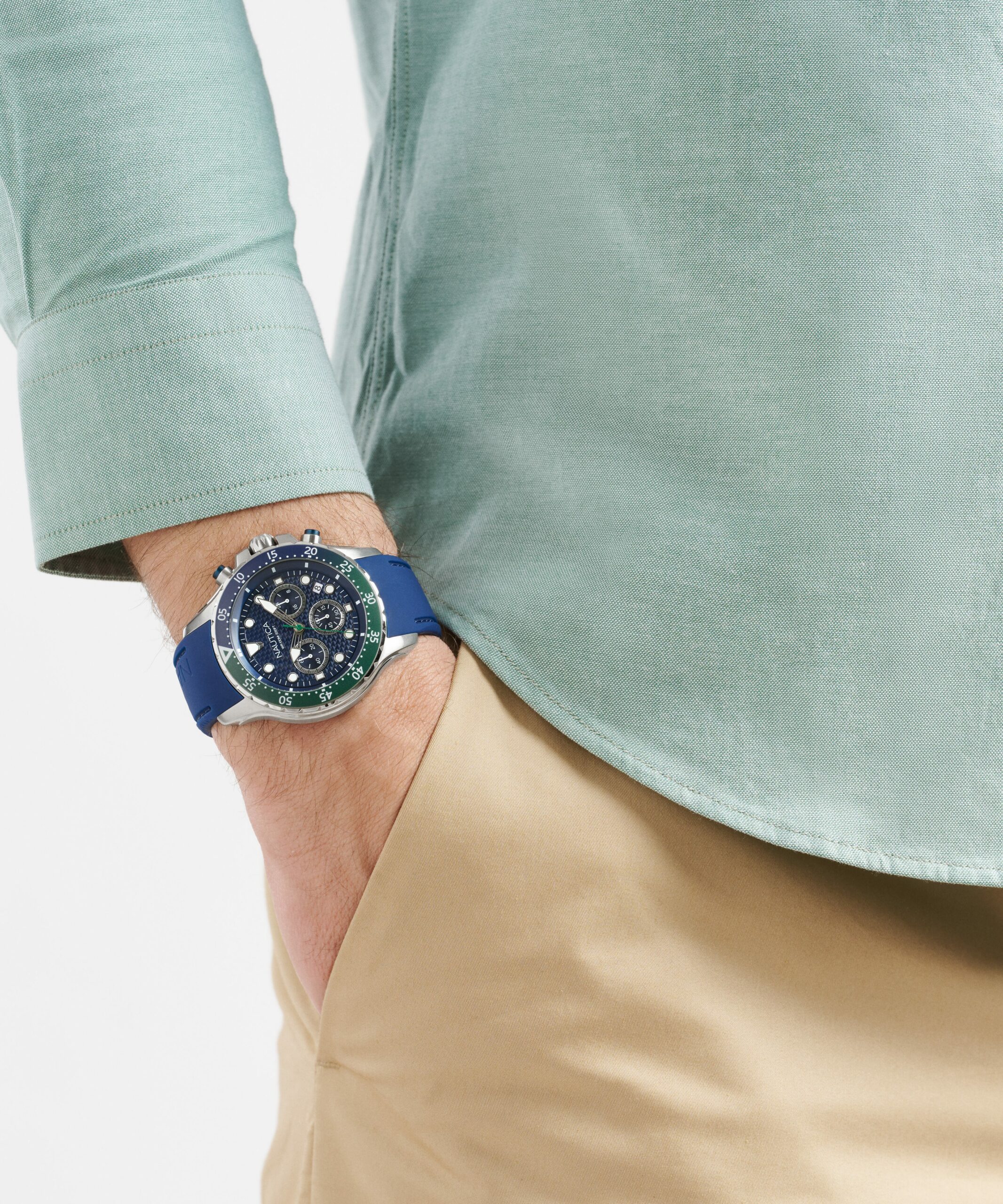 Zegarek żeglarski Nautica NAPNSF402 – Zegarek żeglarski Nautica NAPNSF402 – NST Everyday — zbliżenie detali kopery i przycisków