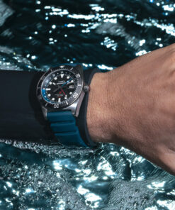 Zegarek żeglarski Timex TW2W75100 – Zegarek żeglarski Timex TW2W75100 – Deepwater diver — zbliżenie detali kopery i przycisków