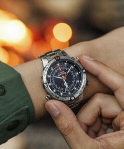 Zegarek żeglarski Timex TW2Y12900 – Zegarek żeglarski Timex TW2Y12900 – Expedition North — zbliżenie detali kopery i przycisków