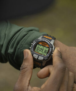 Zegarek żeglarski Timex TW5M63200 – Marlin / Q Reissue — na nadgarstku