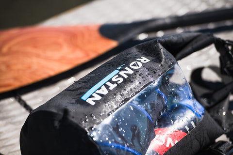 Ronstan Dry Roll-Top 10L torba wodoodporna z okienkiem RF4012 mokra na pokładzie SUP z wiosłem