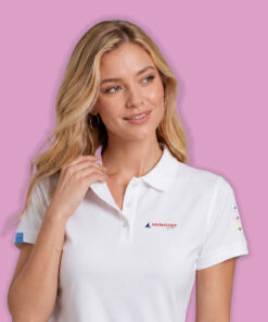 Modelka w białej damskiej koszulce żeglarskiej polo Navinations Club