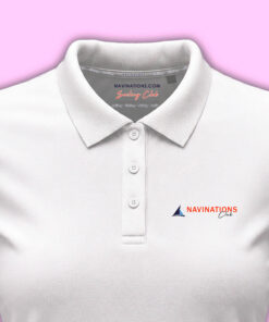 Zbliżenie na logo Navinations Club na damskiej koszulce żeglarskiej polo