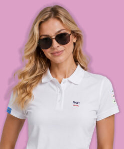 Modelka w białej damskiej koszulce żeglarskiej polo NAVI Sailing