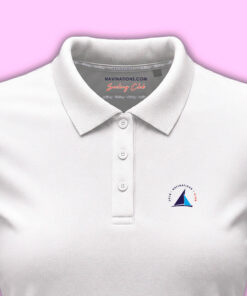 Zbliżenie na żeglarskie logo na damskiej koszulce polo Navinations Yacht Club