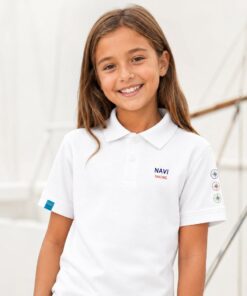 Dziewczynka w białej dziecięcej koszulce żeglarskiej polo NAVI Sailing
