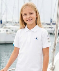 Dziewczynka w białej dziecięcej koszulce żeglarskiej polo Navinations Yacht Club