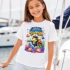Dziewczynka na jachcie w białej koszulce dziecięcej Captain Turtle z żółwiem-kapitanem — NAVI Kids