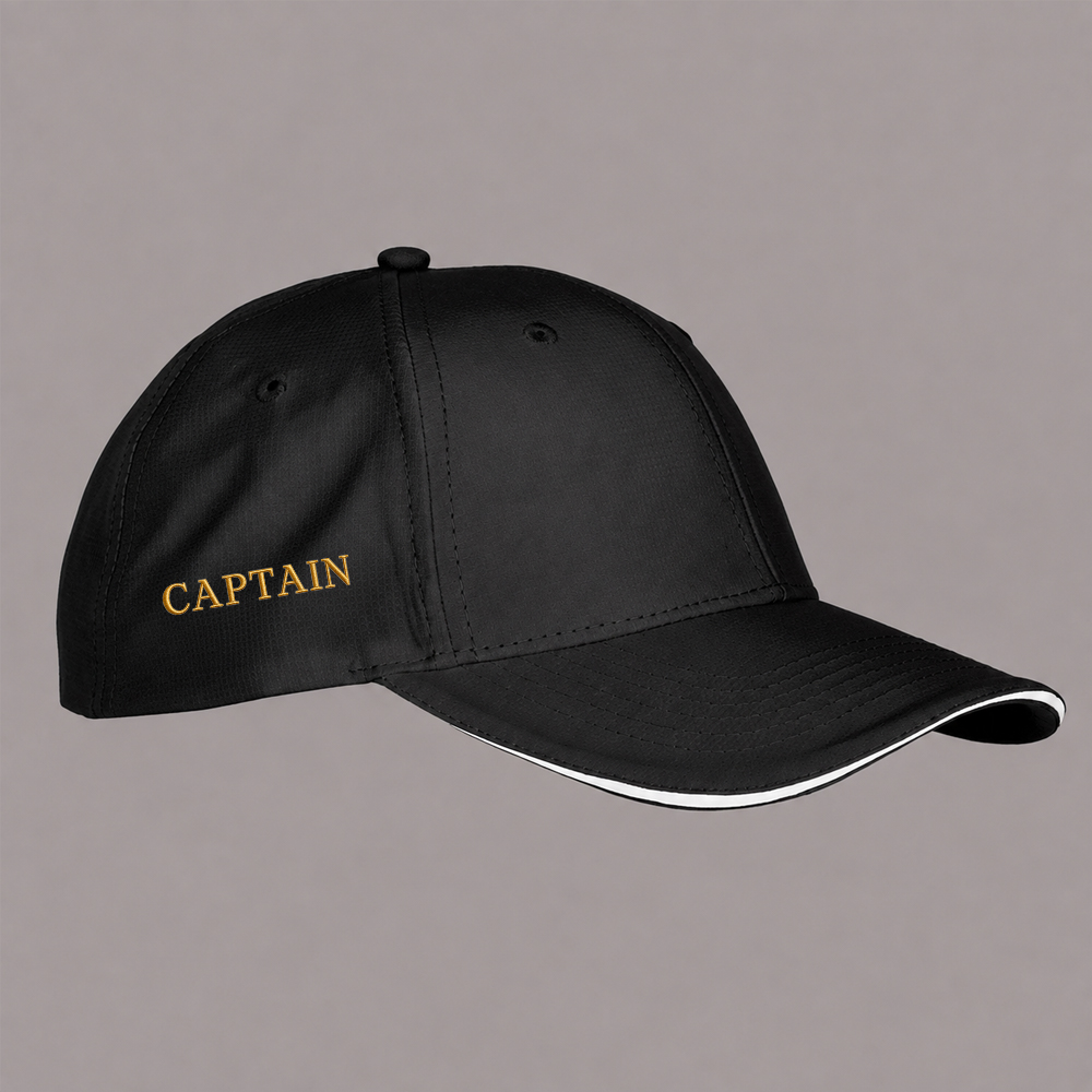 Czapka kapitana CAPTAIN czarna — napis CAPTAIN na boku, biała lamówka daszka